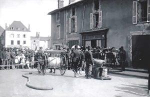 Manœuvre des pompiers de Bressuire au début du XXe siècle