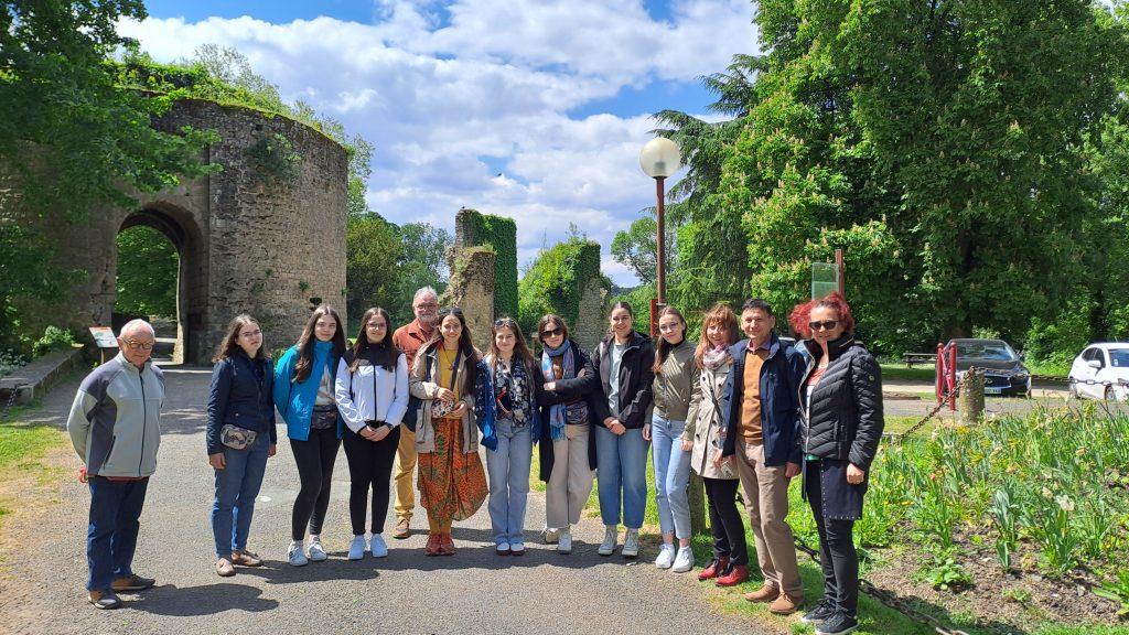 Huit jeunes roumaines au château de Bressuire
