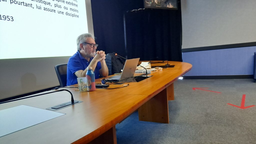 M. Benoît Decron donnant sa conférence sur Pierre Soulages