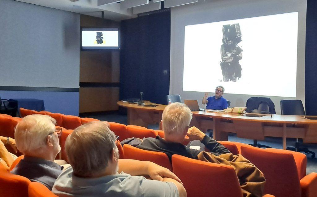 M. Benoît Decron donnant sa conférence sur Pierre Soulages